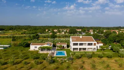 Vila 572 m², Svetvinčenat - privatnost i panoramski pogled - 2