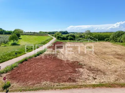 Landwirtschaftsfläche 881 m², Brtonigla - an der asphaltierten Straße