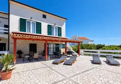 Kuća 347 m², Košljun kod Paga, bazen i blizina mora