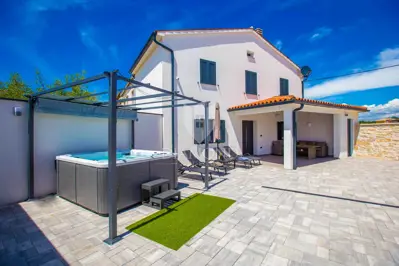 House 110 m², Bale - renovated and furnished