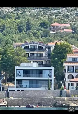 Kuća 696 m², Starigrad-Paklenica - 10 apartmana, 50 m od mora - 18