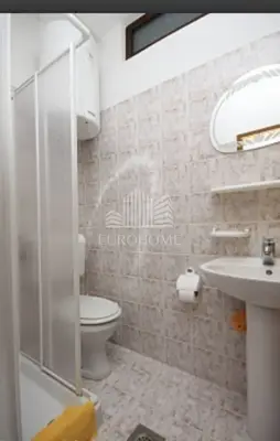 Kuća 696 m², Starigrad-Paklenica - 10 apartmana, 50 m od mora - 14