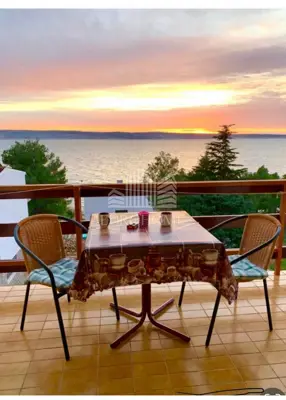 Kuća 696 m², Starigrad-Paklenica - 10 apartmana, 50 m od mora - 15