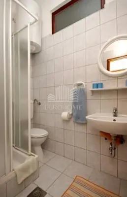 Kuća 696 m², Starigrad-Paklenica - 10 apartmana, 50 m od mora - 12
