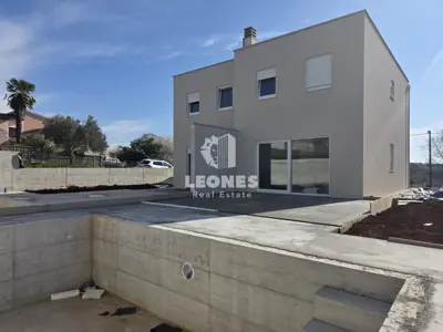 Haus 90 m², Savudrija, Pool und überdachte Terrasse