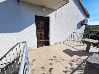 Kuća 145 m², Malinska - 2 dvosobna stana - 21