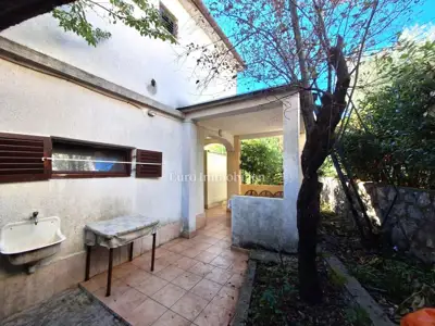 Kuća 145 m², Malinska - 2 dvosobna stana - 6