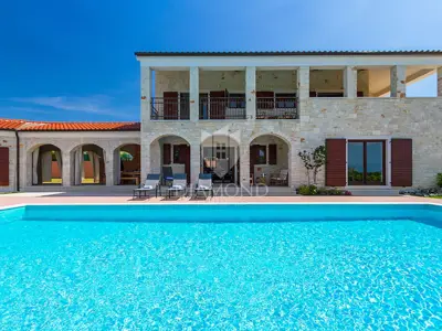 Villa 238 m², Tinjan - bazen i privatnost - 2