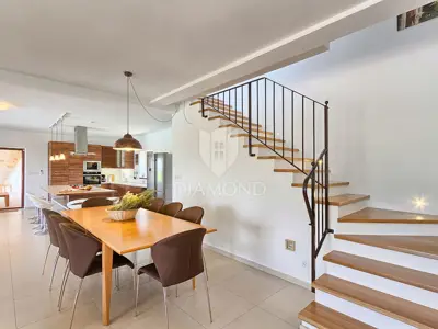 Villa 238 m², Tinjan - bazen i privatnost - 11