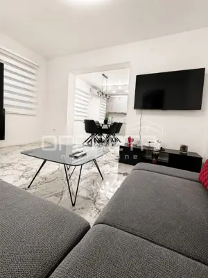 Geräumige und modern eingerichtete Wohnung mit Parkplatz
