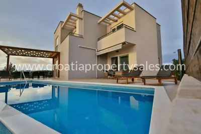 Vila, Šibenik - luksuzna vila s infinity bazenom