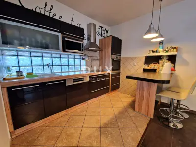 KASTAV, REŠETARI - detached house with three apartments - 9