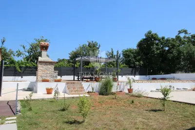 Villa 113 m², Svetvinčenat - pool and landscaped yard - 16