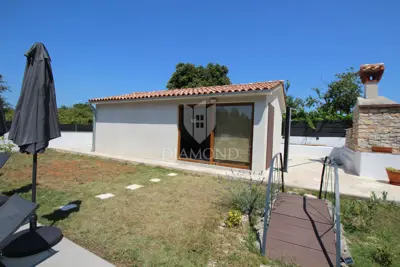 Villa 113 m², Svetvinčenat - pool and landscaped yard - 20