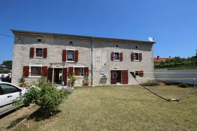 Villa 113 m², Svetvinčenat - pool and landscaped yard