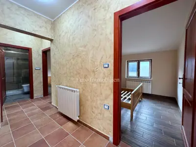 Kuća 200 m², Butoniga - pogled na jezero i terasa - 8