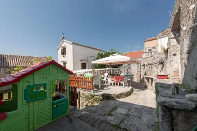 Kuća 301 m², Mali Lošinj - pogled na uvalu i vrt - 5
