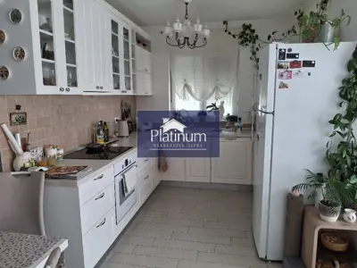 Stan 136 m², Veli vrh - 2 stana, terasa i vrt - 5