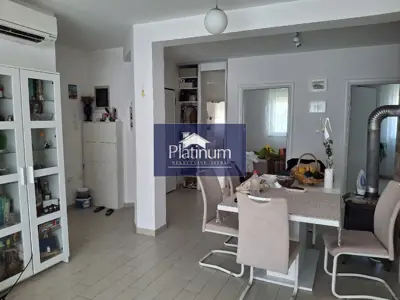 Stan 136 m², Veli vrh - 2 stana, terasa i vrt - 4