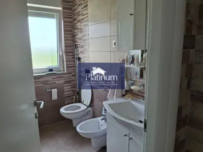 Stan 136 m², Veli vrh - 2 stana, terasa i vrt - 9