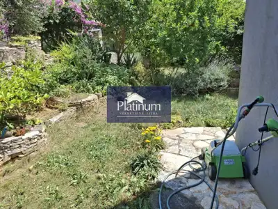 Stan 136 m², Veli vrh - 2 stana, terasa i vrt - 11