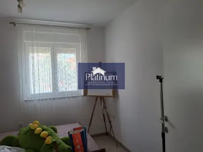 Stan 136 m², Veli vrh - 2 stana, terasa i vrt - 7