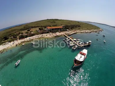 Istra, Medulinski zaljev, otok u prodaji. - 3