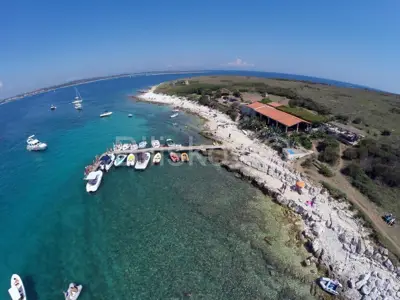 Istra, Medulinski zaljev, otok u prodaji. - 4