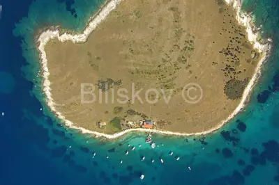 Istra, Medulinski zaljev, otok u prodaji. - 2