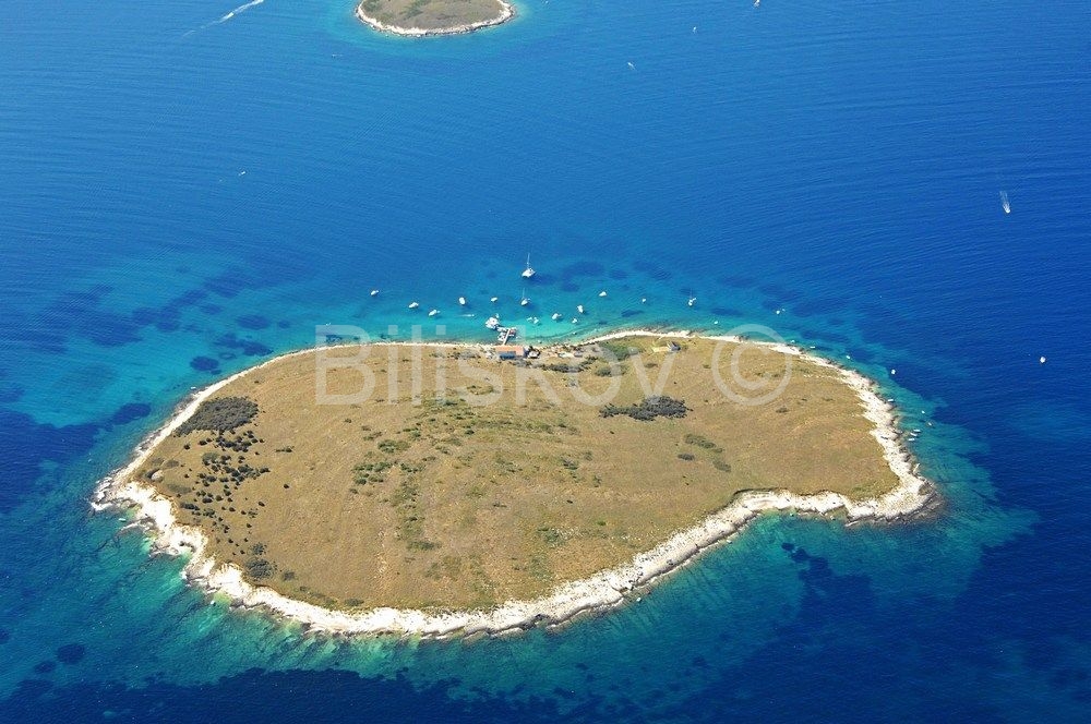 Istra, Medulinski zaljev, otok u prodaji.