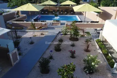 Privlaka - apartman s bazenom i velikim vrtom