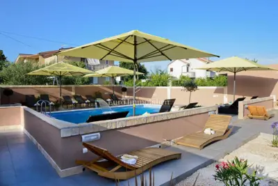 Privlaka - apartman s bazenom i velikim vrtom - 2
