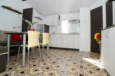 Privlaka - apartman s bazenom i velikim vrtom - 10