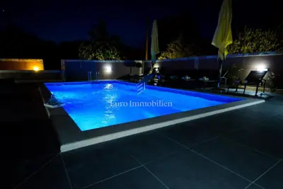 Privlaka - apartman s bazenom i velikim vrtom - 5