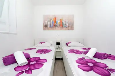 Privlaka - apartman s bazenom i velikim vrtom - 22