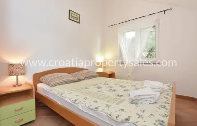 Kuća, Otok Hvar, prvi red do mora i vez za brod - 11