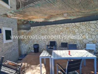 Kuća, Otok Hvar, prvi red do mora i vez za brod - 2