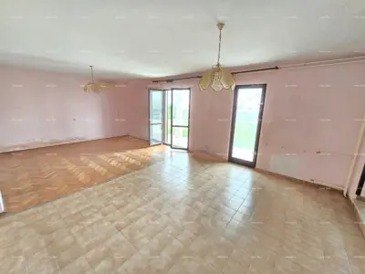 Geräumiges Haus in der Nähe von Pula! Zwei Wohnungen - 2500 m² Grundstück! - 2