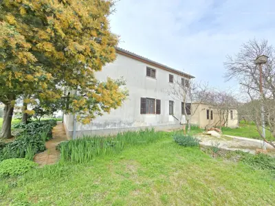 Geräumiges Haus in der Nähe von Pula! Zwei Wohnungen - 2500 m² Grundstück!
