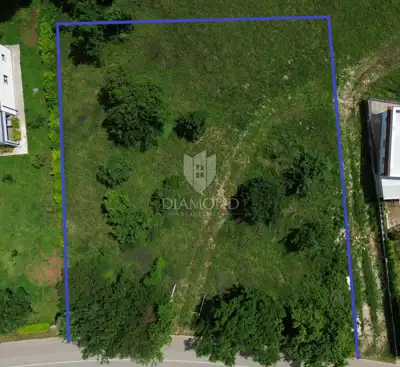 Building plot 1,652 m², Labin - next to the main road - 2