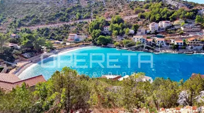 Grundstück 3.419 m², Jelsa - uvala Prapatna, 70 m zum Meer - 2