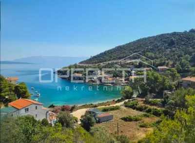 Grundstück 3.419 m², Jelsa - uvala Prapatna, 70 m zum Meer - 3