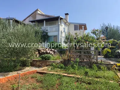 Haus 333 m², Rogoznica - Nähe zum Ort und großzügiges Grundstück