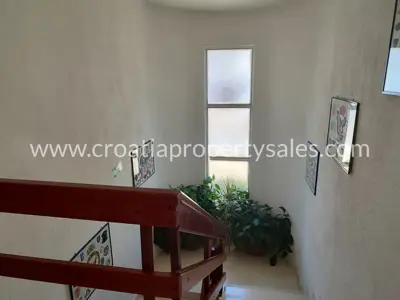 Kuća 333 m², Rogoznica - blizina mjesta i prostrana okućnica - 8