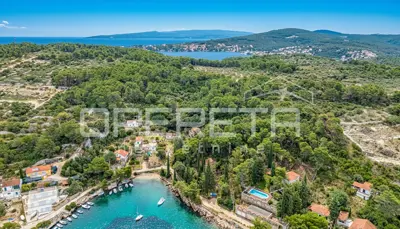 Građevinsko zemljište 1.911 m², Rogač - prvi red do mora