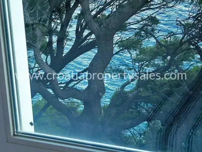 Haus 230 m², Omiš - 15 m von dem Strand und Meerblick