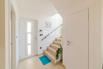 Villa 141 m², Vrsi - Pool, Garten und Meerblick - 12