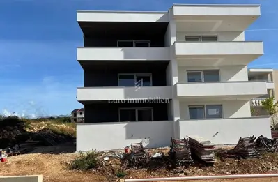 Novalja – apartman u novogradnji s vrtom i pogledom na more