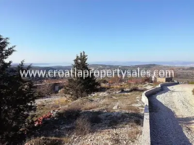 Land, Brač, 3 100 m², 240 000 €