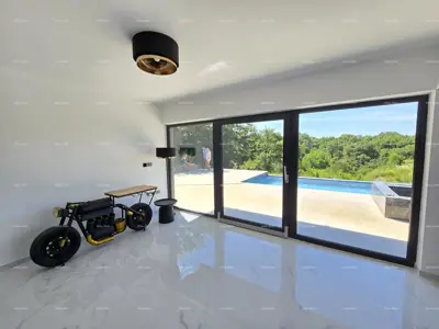 Kuća 230 m², Svetvinčenat - moderna i namještena - 12